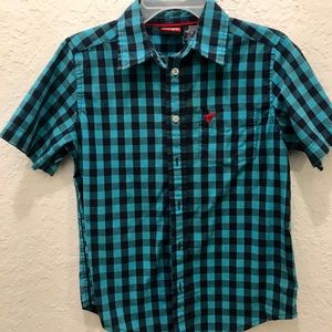 Boys button up top